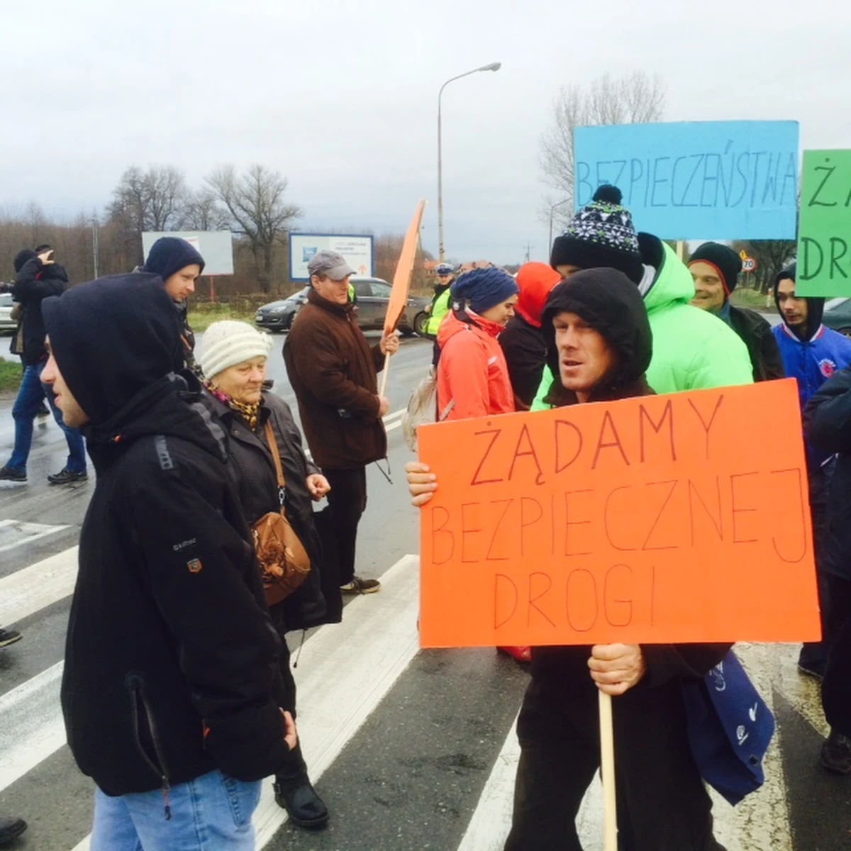 W dziewięciu miejscach protestujący będą blokować drogę krajową nr 8 na odcinku pomiędzy Wrocławiem a Dusznikami-Zdrojem. Organizatorzy protestu, reprezentujący mieszkańców miejscowości, przez które przebiega trasa, domagają się budowy drogi ekspresowej z Wrocławia do granicy z Czechami.