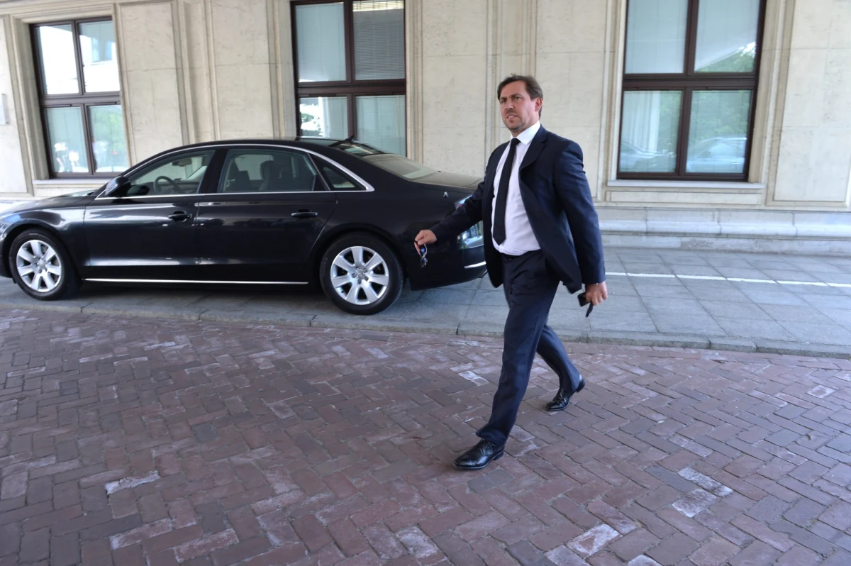 Były agent CBA Tomasz Kaczmarek jest oskarżony o przekroczenie uprawnień podczas czynności operacyjnych CBA ws. m.in. "willi Kwaśniewskich". Grozi mu do 8 lat więzienia.