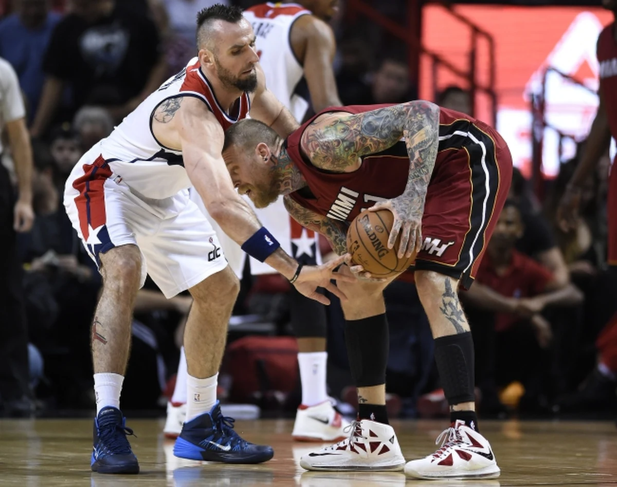Marcin Gortat zdobył cztery punkty i miał siedem zbiórek, a jego Washington Wizards pokonali w meczu wyjazdowym Miami Heat 105:103. To ich szóste zwycięstwo z rzędu, co jest obecnie najdłuższą serią wygranych w koszykarskiej lidze NBA. 