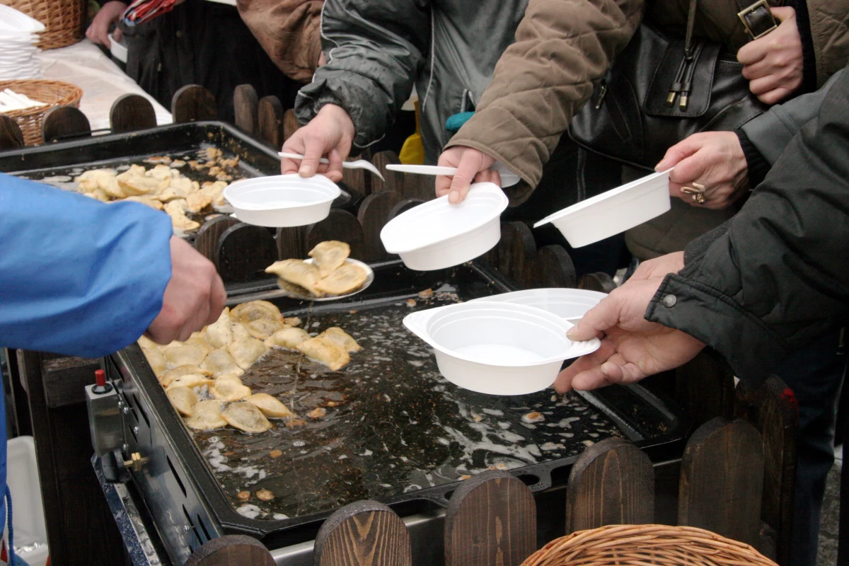Krakowski rynek zamienił się w wielki świąteczny stół dla wszystkich potrzebujących i bezdomnych. Mogli oni zjeść ciepły posiłek, otrzymali także prezenty na święta. Organizatorem największej tego typu Wigilii w całej Europie jest znany restaurator i filantrop Jan Kościuszko. 
