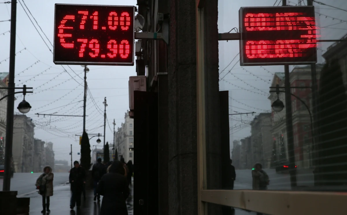 W Rosji zaczął się kryzys systemu bankowego. Bez pomocy państwa będzie seria bankructw - przewidują eksperci. Były premier Michaił Kasjanow wieszczy koniec Władimira Putina, bo według niego prezydent w ogóle nie rozumie, w jak katastrofalnej sytuacji znajduje się Rosja.