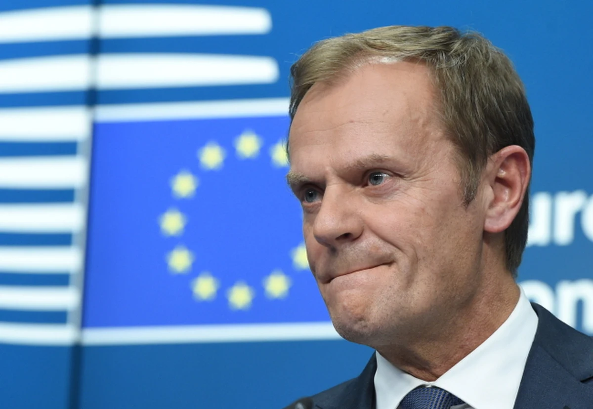 Donald Tusk dość dobrze poradził sobie przewodnicząc pierwszemu szczytowi w nowej roli szefa Rady Europejskiej w czwartek, ale prawdziwe testy dopiero przed nim - napisał prestiżowy brytyjski "The Economist". Tygodnik wymienił w tym kontekście m.in. ustanowienie zaproponowanego przez Komisję Europejską funduszu inwestycyjnego mającego być kołem zamachowym pobudzającym wzrost działań na rzecz wspólnego rynku, zwłaszcza w zakresie usług cyfrowych, unię energetyczną i umowę o wolnym handlu UE-USA.