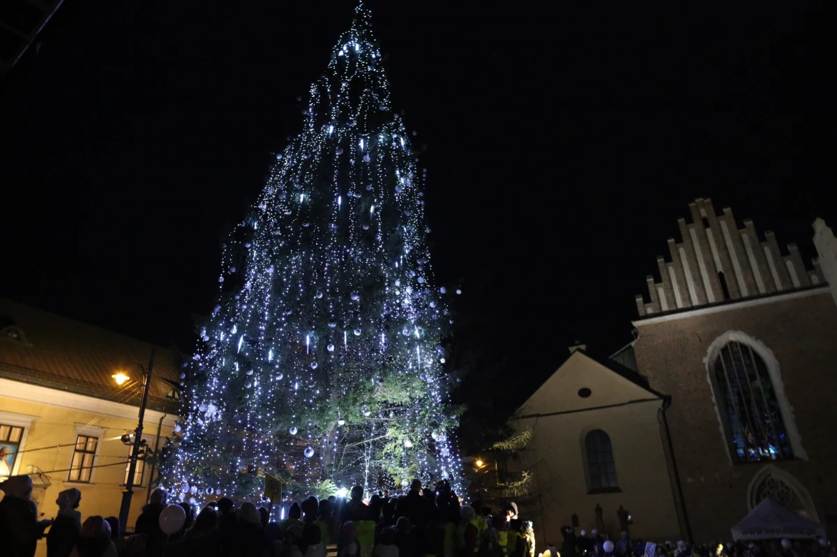 Silny wiatr złamał choinkę stojącą pod Oknem Papieskim na ulicy Franciszkańskiej w Krakowie. Nikomu nic się nie stało, ale uszkodzone zostały dwa auta. Informację otrzymaliśmy na Gorącą Linię RMF FM.