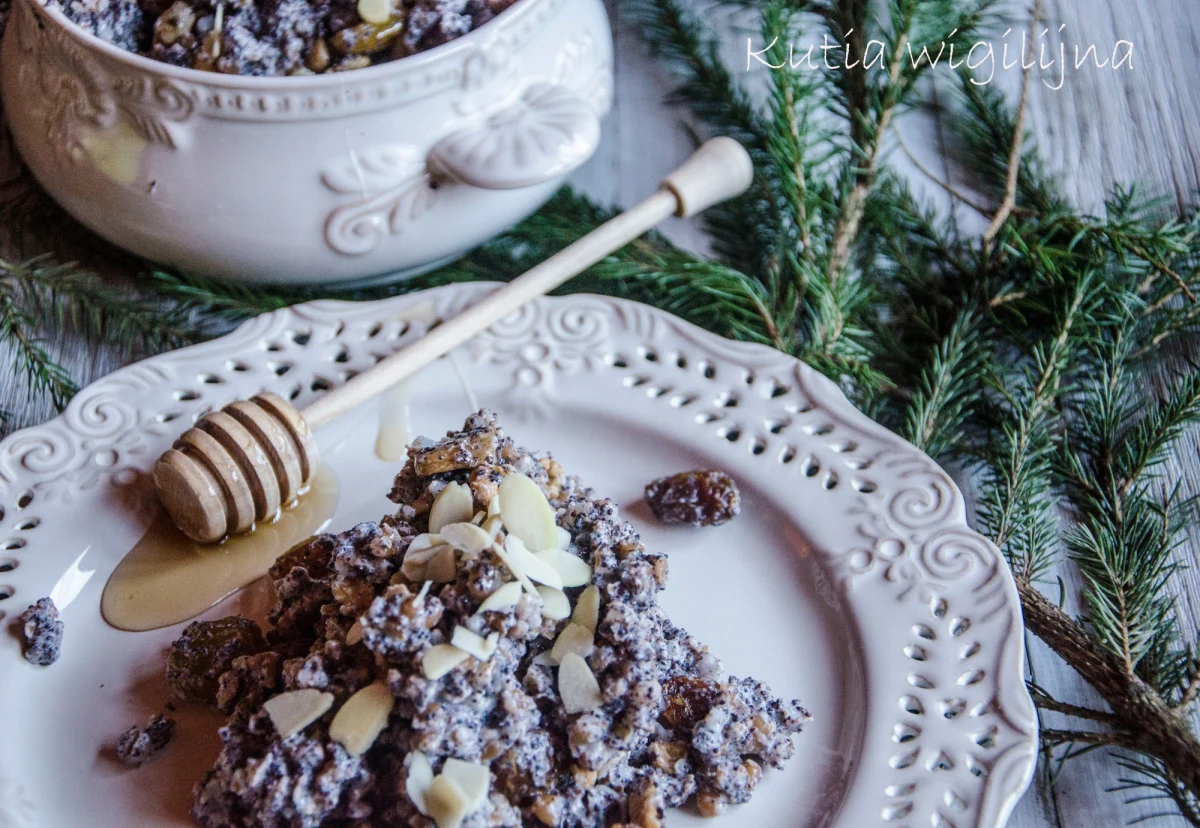 Mokra, słodka, kleista, pachnąca makiem kutia, z zatopionymi w miodzie bakaliami - przysmak dawnej kuchni kresowej, do dziś goszczący w Wigilię na wielu polskich stołach. Danie z cyklu: smakuje jeszcze lepiej niż wygląda. Skusicie się?