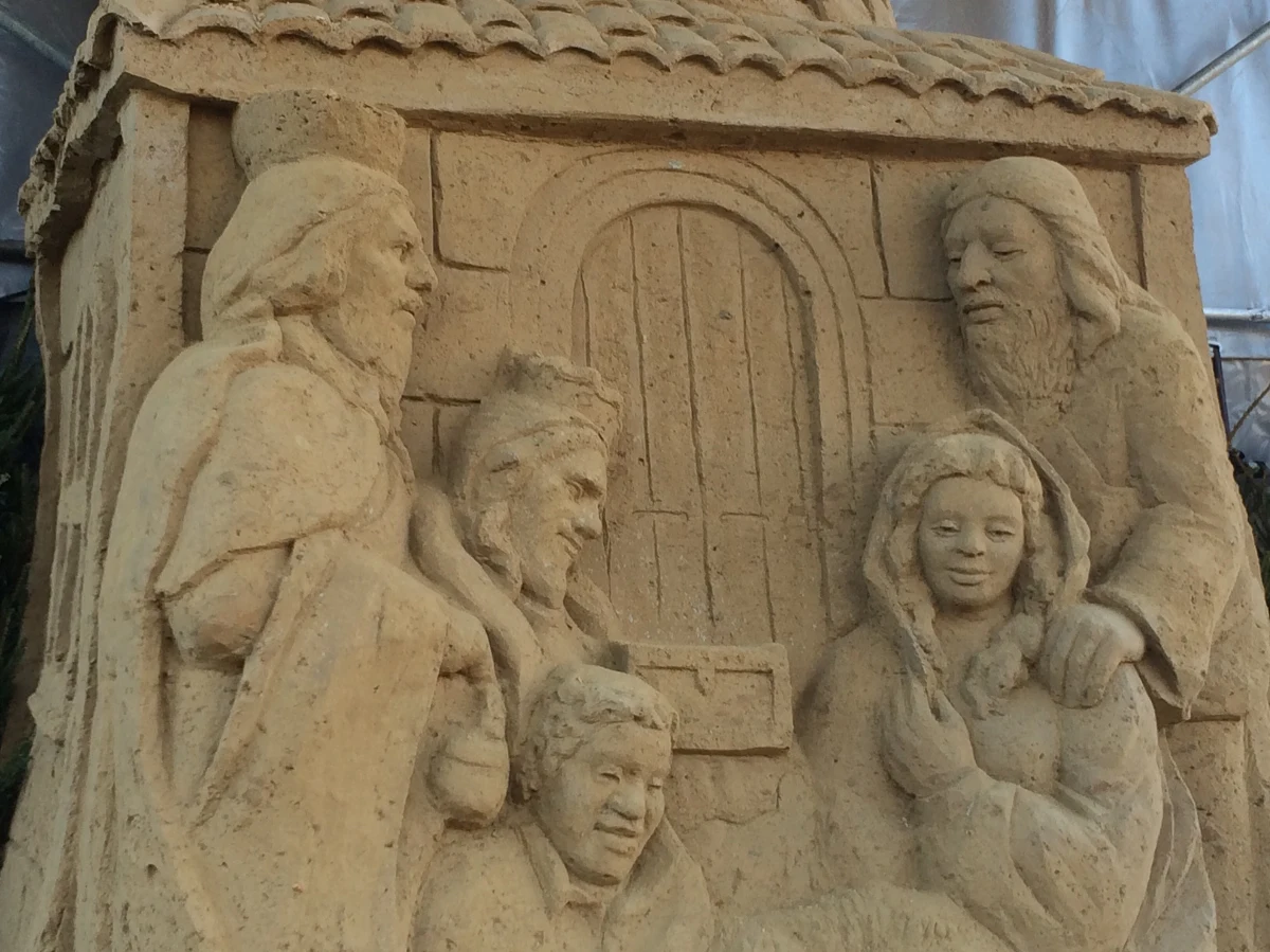 Mieszkańcy Gdańska są zachwyceni szopką z piasku, która stoi przy jednej z ulic w Oliwie. Ma mniej więcej 4 metry wysokości. Do jej przygotowania użyto około 60 ton piasku i gliny.