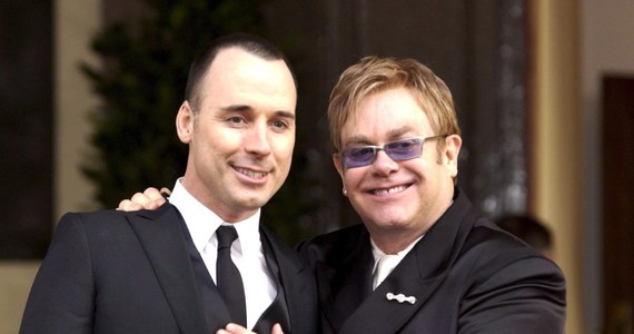Brytyjski piosenkarz Elton John wziął ślub ze swoim wieloletnim partnerem Davidem Furnishem. Ślub odbył się w ich posiadłości w Windsorze, obok Londynu, równo dziewięć lat po zawarciu przez mężczyzn związku partnerskiego.
