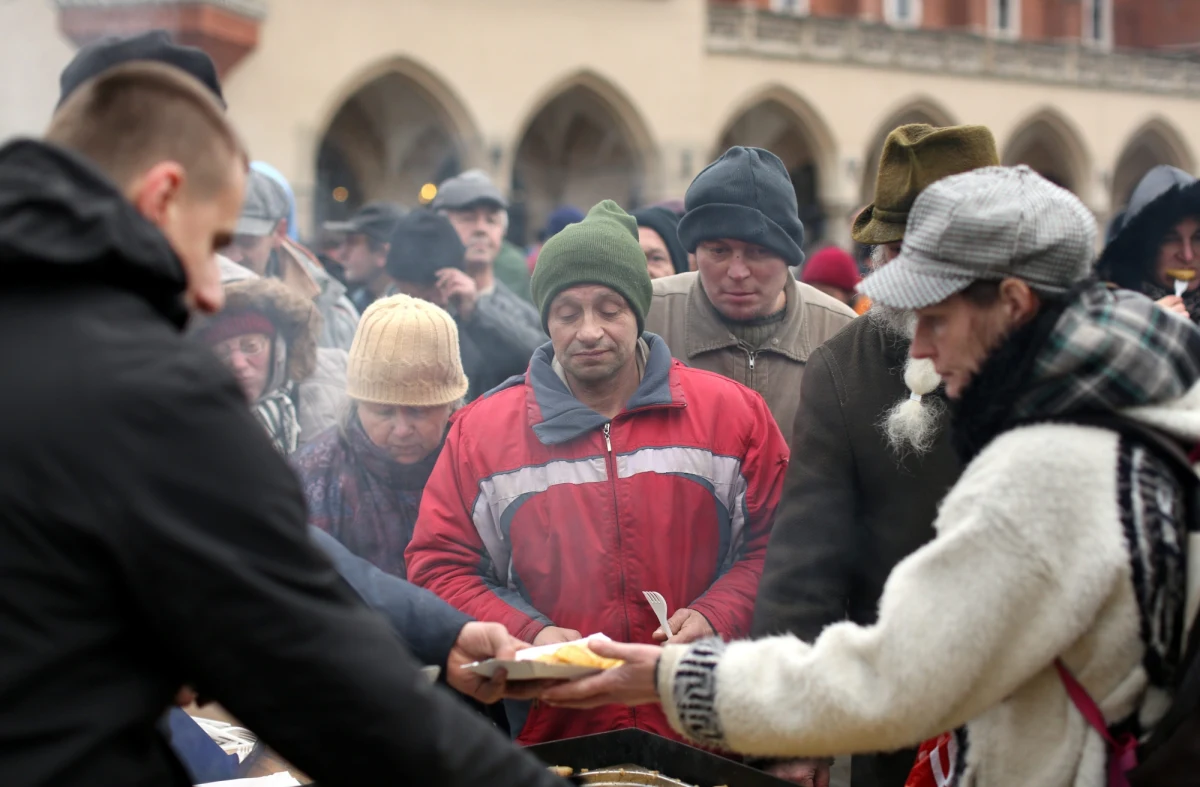 200 tys. sztuk pierogów, kilka tysięcy litrów barszczu i zupy grzybowej oraz paczki świąteczne - to przygotowali organizatorzy Wigilii dla Potrzebujących, która po raz 18. odbyła się na krakowskim Rynku. Nikt nie został odprawiony z pustymi rękami.