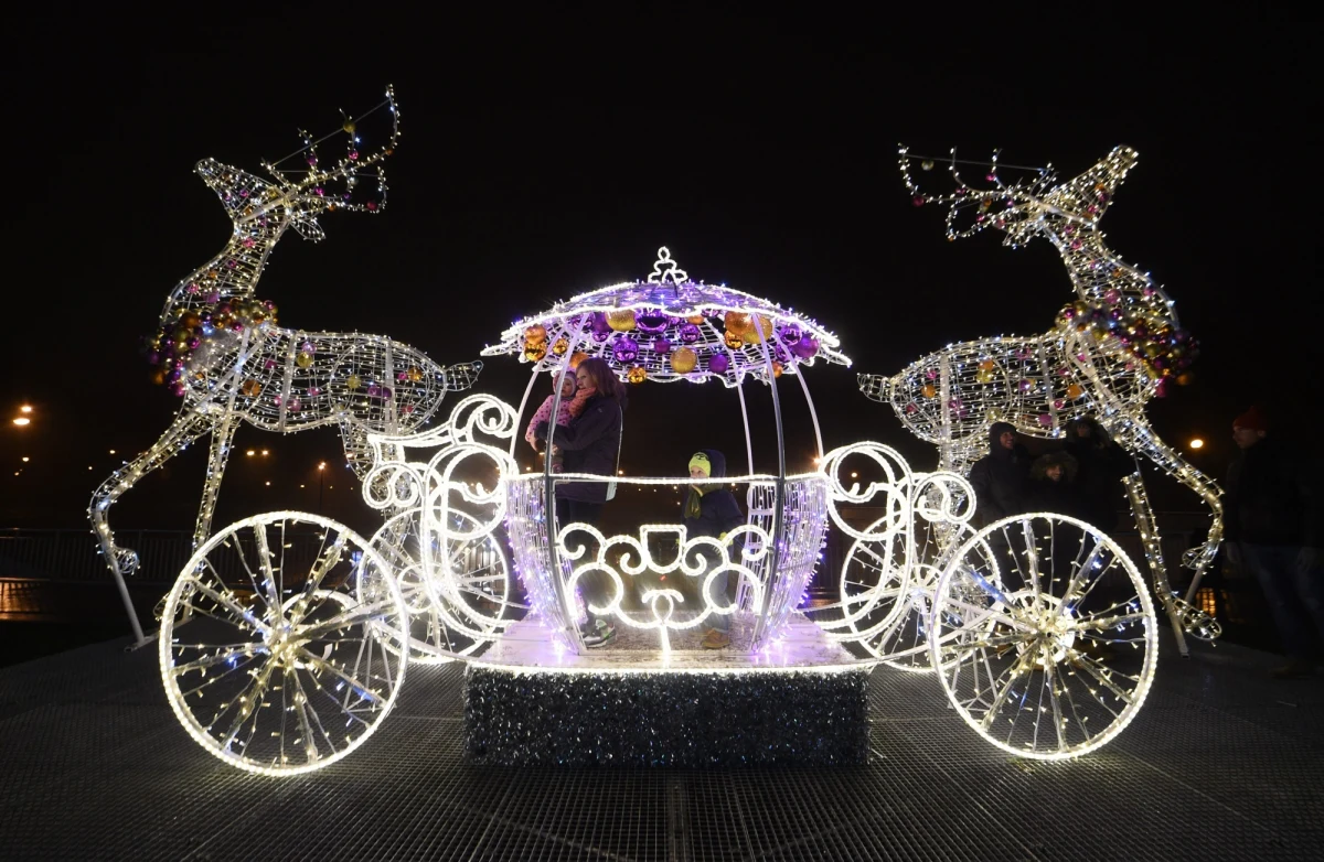 Rozświetlone ulice, migocące lampki na gigantycznych  choinkach – tak polskie miasta przystroiły się na święta. Za pieniądze podatnika oczywiście. Ile to kosztuje - sprawdzamy w cyklu Twoje Pieniądze w Faktach RMF FM. 