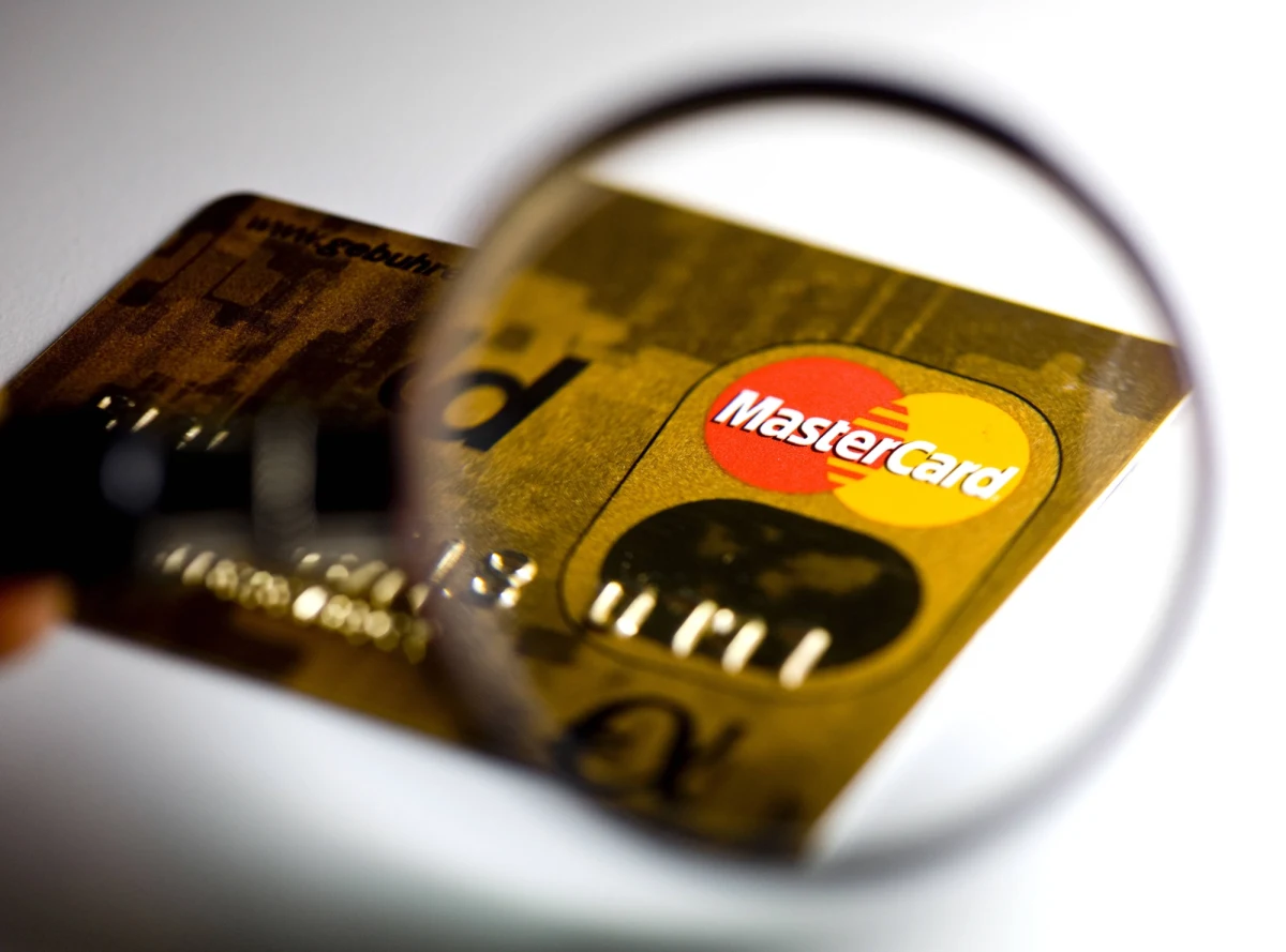 Rośnie liczba kart zastrzeganych przez nas w bankach. Od początku grudnia zgłosiliśmy na wspólną infolinię banków aż 15 tysięcy straconych kart płatniczych - kredytowych i debetowych. Najwięcej kart ginie nam w weekendy - tak wynika ze statystyk.