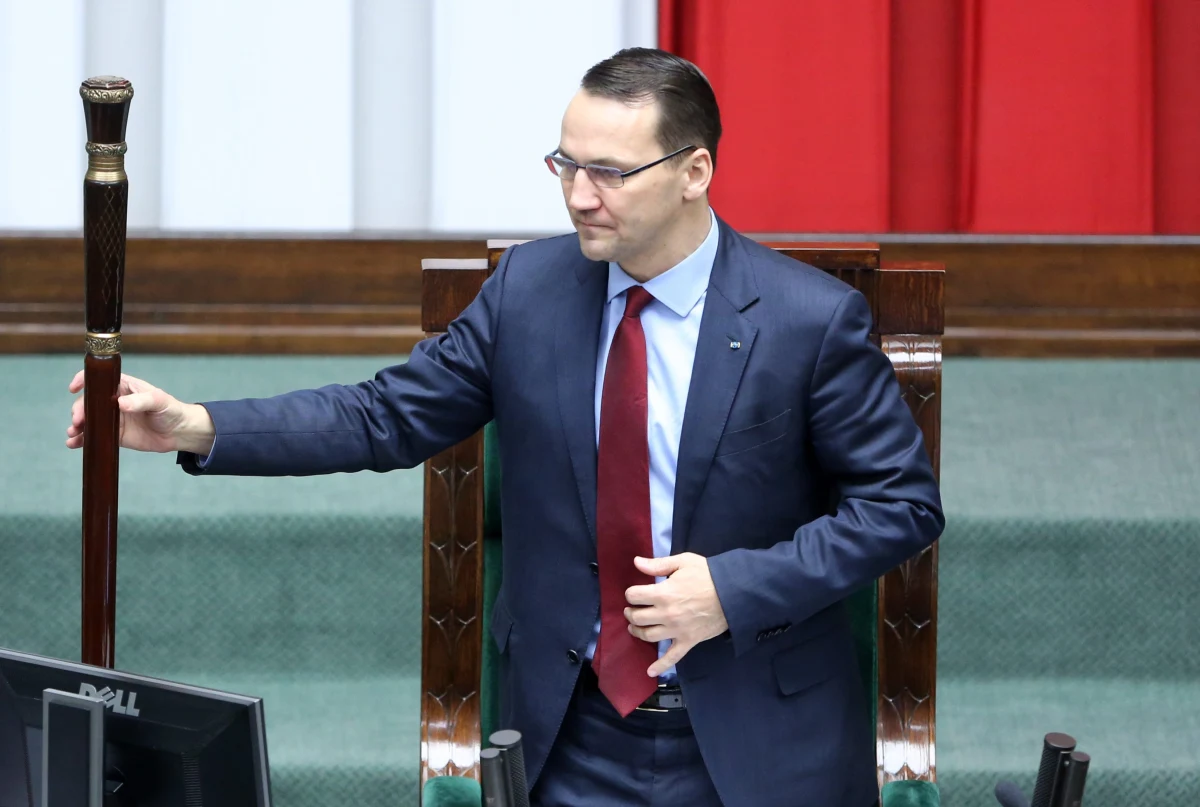 Radosław Sikorski oraz jego rodzina na lotnisko pojechali limuzyną Biura Ochrony Rządu - donosi wtorkowy "Fakt". Jak przypomina gazeta, marszałek tłumacząc się ostatnio z kilometrówek zapewniał, że często rezygnował z ochrony BOR, jeździł prywatnym samochodem i dlatego pobierał pieniądze na paliwo.