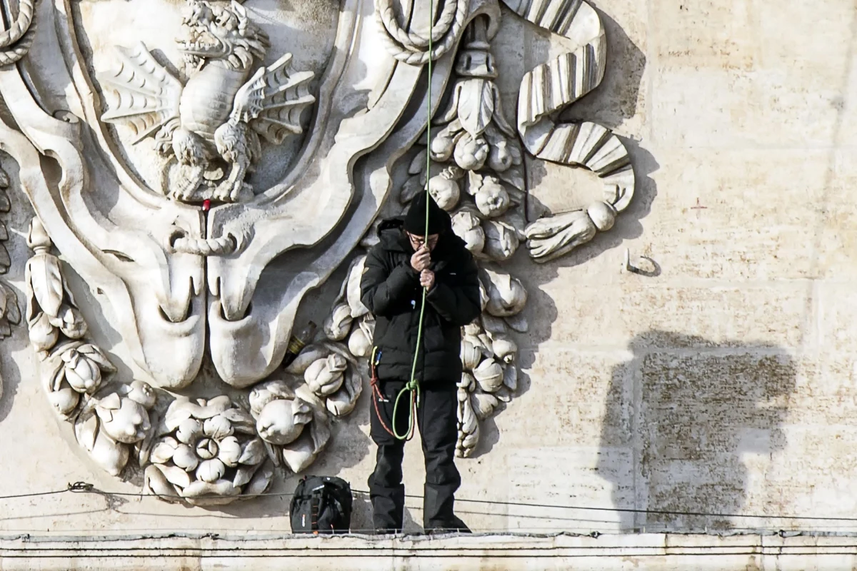 Po 30 godzinach z fasady bazyliki Świętego Piotra zszedł w nocy włoski przedsiębiorca, który protestował tam w ten sposób już po raz piąty w ostatnich latach. Nie wiadomo, co przekonało go do zejścia. Żądał rozmowy z premierem Włoch.