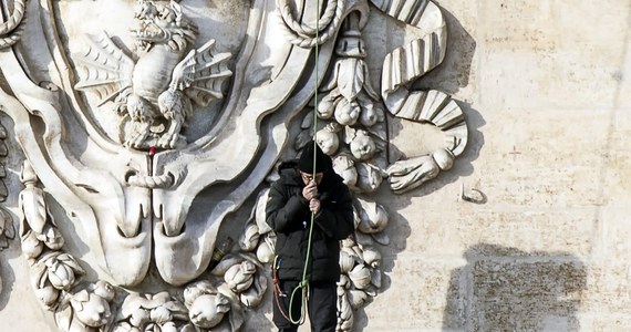 Po 30 godzinach z fasady bazyliki Świętego Piotra zszedł w nocy włoski przedsiębiorca, który protestował tam w ten sposób już po raz piąty w ostatnich latach. Nie wiadomo, co przekonało go do zejścia. Żądał rozmowy z premierem Włoch.