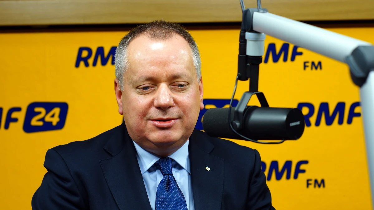 „W stosunkach dyplomatycznych oswojenie jest kluczem do sukcesu. Dołożyłem maleńką cegiełkę do pogodzenia Kuby i USA” – mówi były ambasador Zakonu Maltańskiego na Kubie, Przemysław Hauser w Kontrwywiadzie RMF FM. Gość RMF opowiada, że poznał prezydenta Kuby Raula Castro, ale lepiej zna synów Fidela Castro. „Tony i Anjelito przylecieli na Euro 2012 do Polski na moje zaproszenie. Towarzyszyła nam wtedy dyskretna ochrona ze strony kubańskiej – mówi Hauser i dodaje, że ma prywatne zdjęcia synów Castro w koszulkach polskiej reprezentacji. „Syn Fidela Castro jest na Kubie bardzo popularny, choć nie odgrywa tam żadnej roli politycznej. Wszyscy synowie trzymani są przez ojca z dala od polityki” – komentuje.