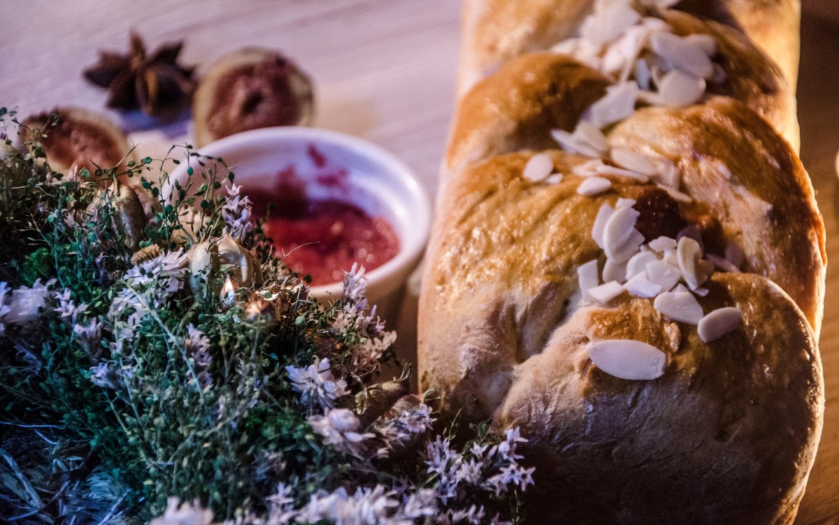 Świetnie będzie smakować zarówno w towarzystwie smażonego karpia wigilijnego, jak i w bożonarodzeniowy poranek z masłem lub dżemem. Puszysta, lekko maślana chałka, posypana makiem lub płatkami migdałów. Niebo w gębie. 
