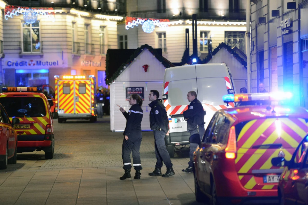 Francuskie wojsko rozmieści "w najbliższym czasie" od 200 do 300 dodatkowych żołnierzy w celu wzmocnienia bezpieczeństwa w miejscach publicznych po trzech krwawych incydentach w kraju w ostatnich dniach - poinformował premier Francji Manuel Valls. 