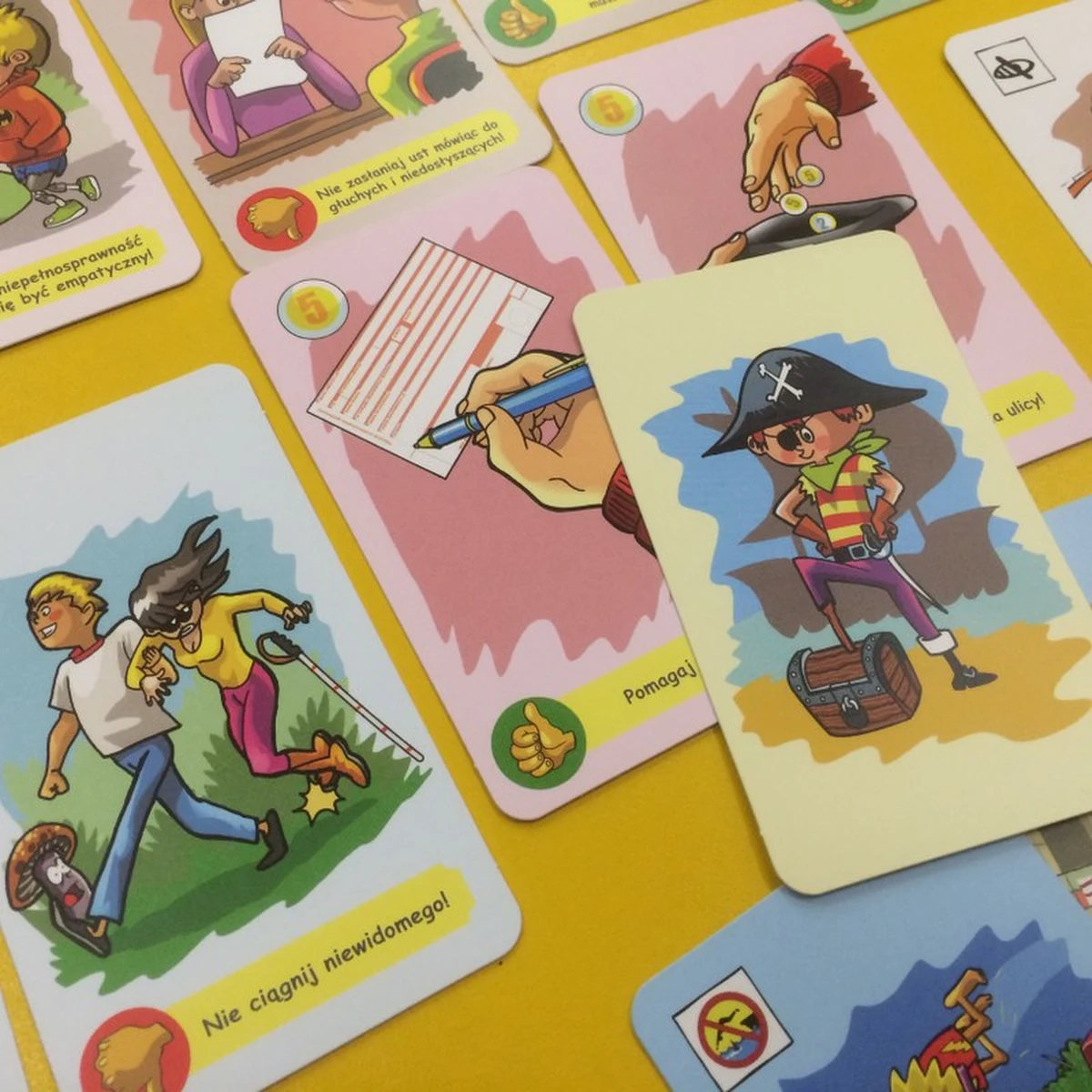 Do wrocławskich przedszkolaków i najmłodszych uczniów szkół trafił "Integracyjny Piotruś Pan". To jedyna taka gra karciana w Polsce. Jego twórcy w prosty sposób pokazują problemy osób niepełnosprawnych. Podpowiadają również, jak zachować się w trudnych sytuacjach. Wydrukowano 10 tys. talii. 