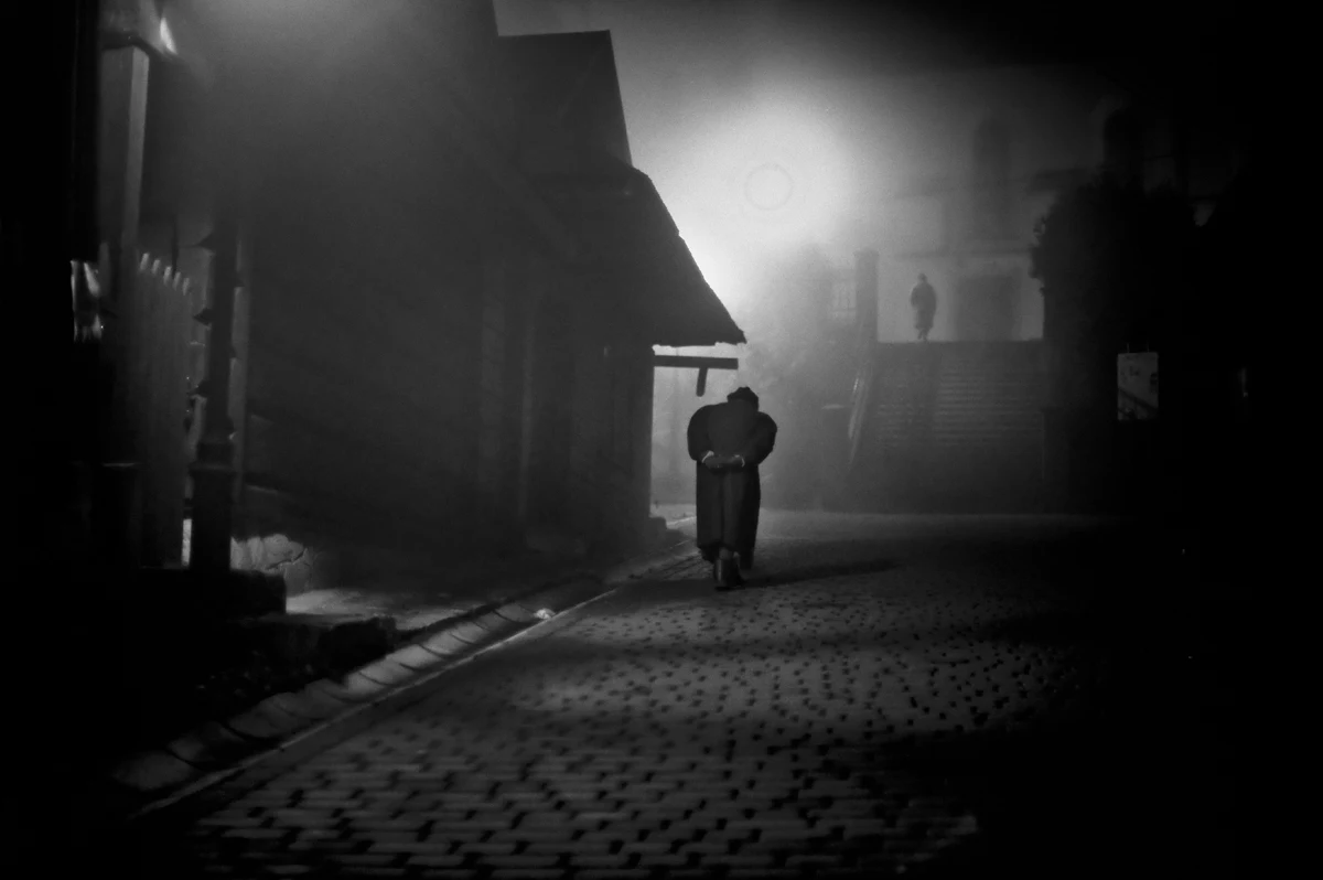 Siedzę przed komputerem i usiłuję  ogarnąć ten rok. Nie ogarniam. W głowie kłębią się wydarzenia i daty, miejsca które widziałem i do których nie dotarłem. Widzę twarze przyjaciół. Tych, którzy rozpoczną ze mną Nowy Rok i tych, którzy postanowili zostać w starym. To czas ważenia roku i mierzenia nas samych. Nie pomaga fakt, że za oknem przeciąga kości wiosna. Powinno być biało i mroźnie, a jest ciepło i szaro. Taki przed świętami lubi być Londyn.