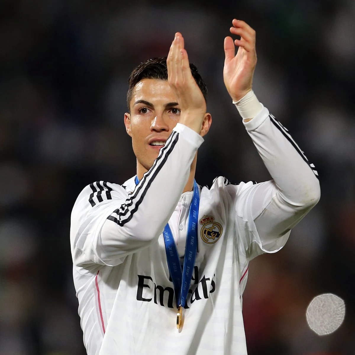 Portugalczyk Cristiano Ronaldo wygrał plebiscyt brytyjskiego dziennika "The Guardian" na najlepszego piłkarza 2014 roku. W głosowaniu wzięli udział dziennikarze sportowi i byli zawodnicy z 28 krajów. Jedyny Polak w setce - Robert Lewandowski - zajął 30. miejsce.