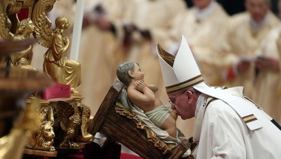 Papież podczas pasterki: Dzisiejszy świat potrzebuje czułości 
