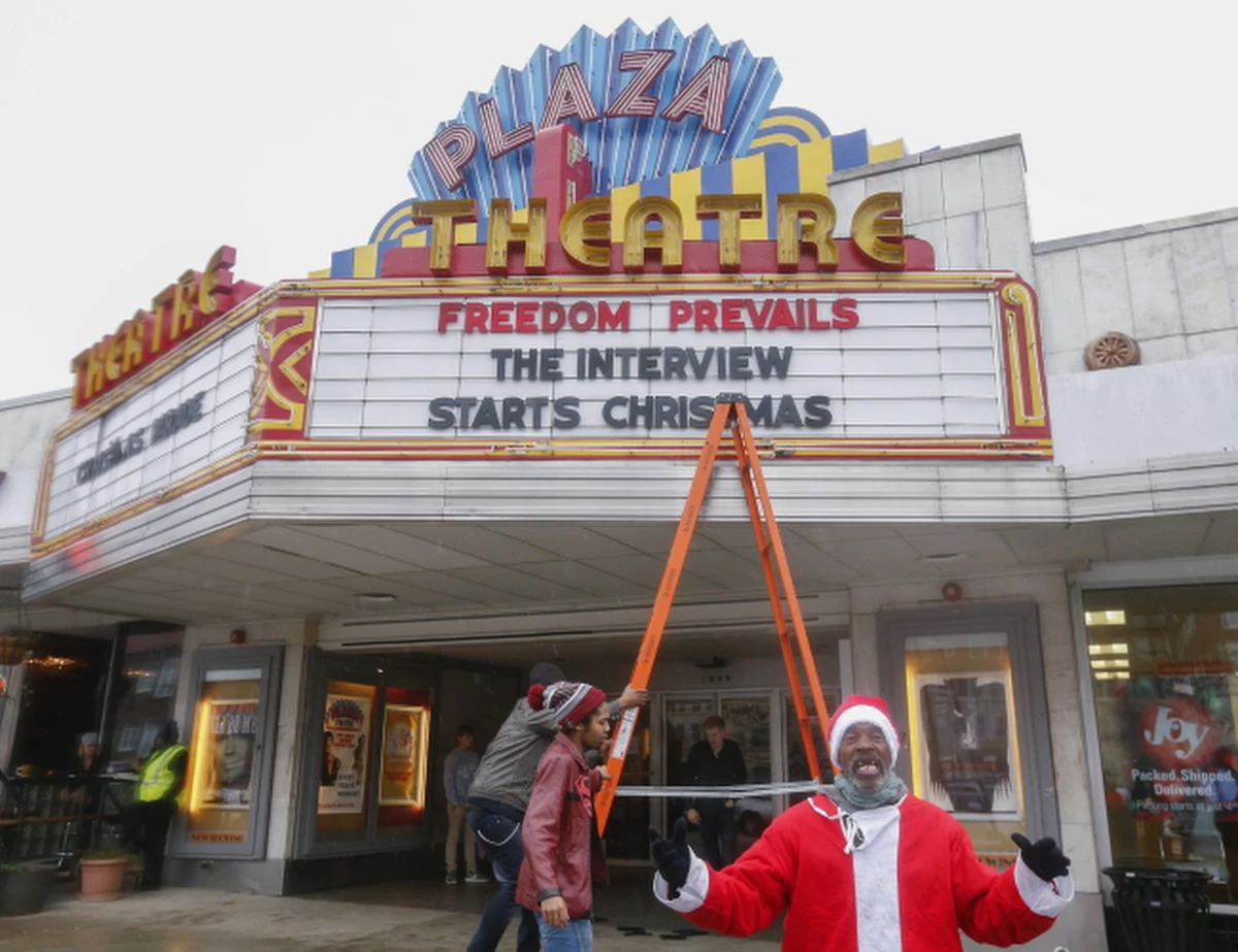 Kontrowersyjna komedia filmowa "Wywiad ze Słońcem Narodu" ("The Interview") o zamachu na północnokoreańskiego dyktatora Kim Dzong Una została udostępniona w internecie - poinformowała firma Sony Pictures, która jest producentem filmu.  