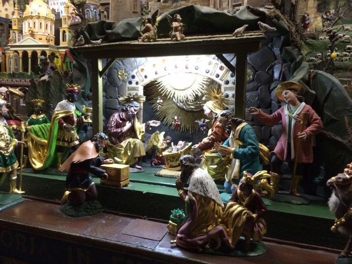 Może być miniaturowa, może być konstrukcją rzeczywistej wielkości. Szopki bożonarodzeniowe to makiety przedstawiające wnętrze stajni betlejemskiej, w której narodził się Jezus Chrystus. W każdej szopce znajdują się mały Jezus, Maria i Józef. Najczęściej pojawiają się także postaci Trzech Mędrców, pasterzy, a także bydło i owce, Gwiazda Betlejemska oraz anioły. W Boże Narodzenie w Faktach RMF FM i na RMF 24 odwiedziliśmy najpiękniejsze polskie szopki. Zapraszamy na wirtualną wycieczkę!