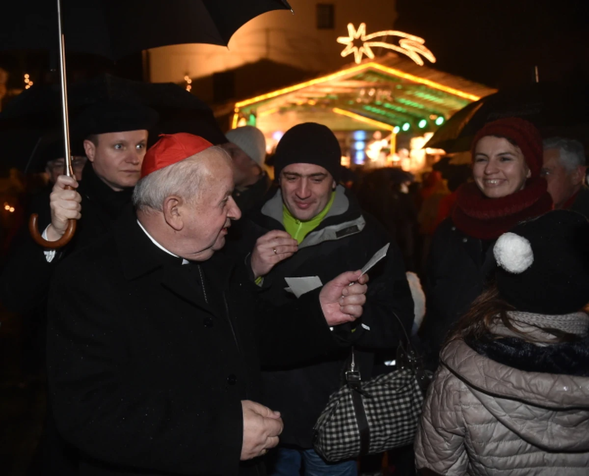 "Otwórzmy drzwi naszych serc i domów Jezusowi" - mówił kard. Stanisław Dziwisz od osób, które przyszły w wigilijny wieczór w Krakowie do "Żywej szopki". Zorganizowali ją  oo. franciszkanie. Złożył on też wiernym życzenia świąteczne.  