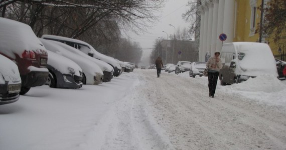 Burza śnieżna nad Moskwą, ponad 150 lotów opóźnionych - Świat Potężne korki na ulicach Moskwy i opóźnienia ponad 150 lotów spowodowała burza śnieżna. Żadne z trzech moskiewskich lotnisk nie zostało jednak zamknięte.