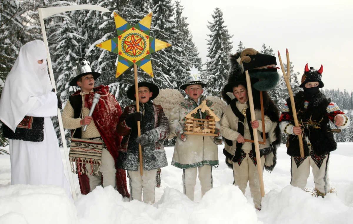 W kalendarzu 26 grudnia - drugi dzień Świąt, poświęcony męczeństwu Świętego Szczepana. Dzień kontrastujący nastrojem z powagą Bożego Narodzenia - tradycyjnie obchodzony jest bowiem gwarnie, wypełniony śmiechem i radosnymi zabawami.