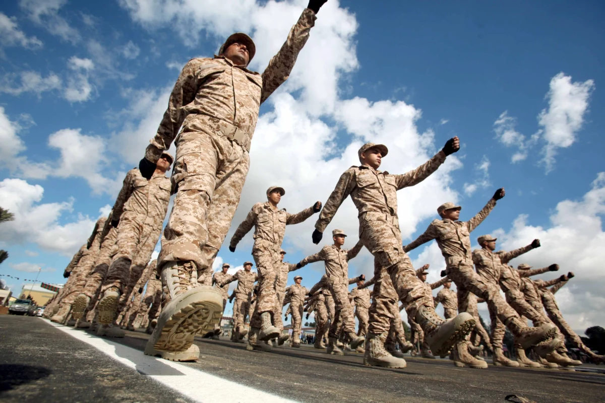 Co najmniej 22 żołnierzy libijskich sił rządowych poniosło zginęło w starciach z islamistami, którzy usiłowali przejąć kontrolę nad terminalami naftowymi Al-Sidra i Ras Lanouf oraz podstacją elektryczną na wschodzie Libii - poinformowały władze.  