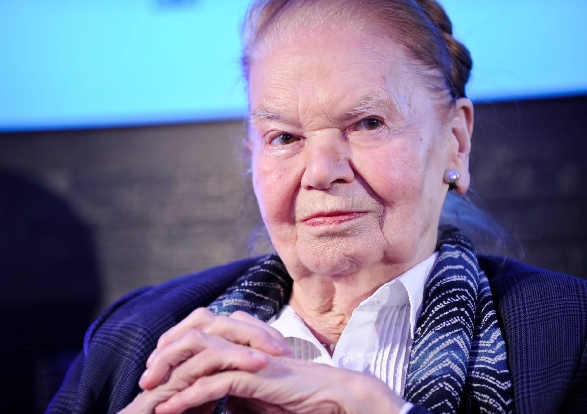 "Odgrywał bardzo ważną rolę w polskim środowisku literackim, mimo iż czynnie w nim nie uczestniczył" - mówi o zmarłym Stanisławie Barańczaku poetka, Julia Hartwig. "Aura poezji z niego emanowała. Jak się go widziało, to widać było, że kryje się w nim coś bardzo cennego, poetyckiego. Jednocześnie był bardzo skromny, nie nadużywał sławy ani jej znaczenia" - dodaje. 