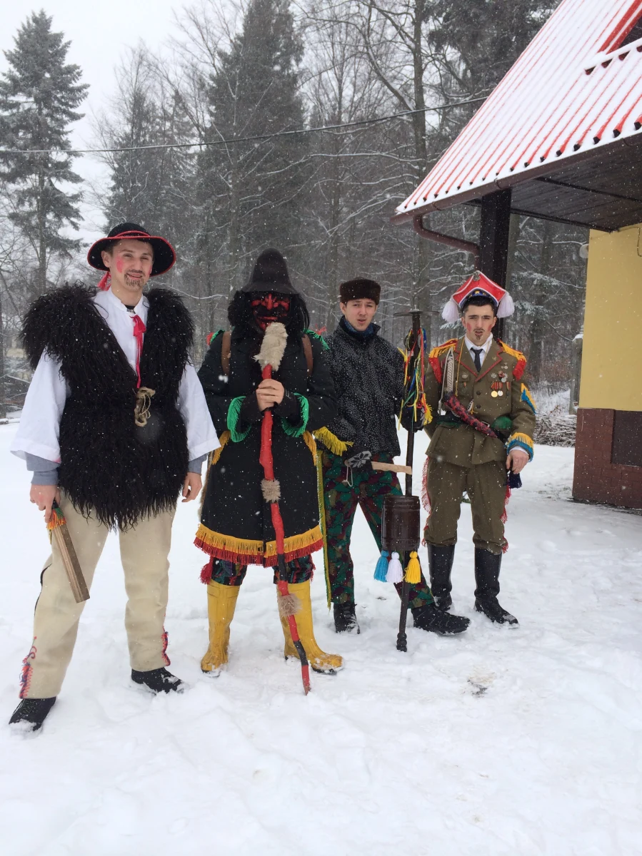 Dziś na ulice w Zwardoniu w Beskidzie Żywieckim wyszli kolędnicy. Jak każe tradycja, kolędują zawsze w dzień św. Szczepana.