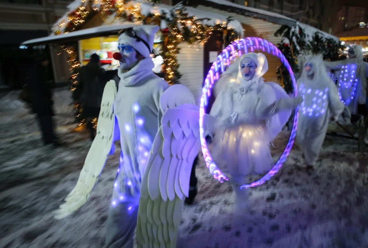 Rekordowy spadek wartości waluty narodowej Rosji sprawił, że wielu jej obywateli musiało zrezygnować z tradycyjnego wyjazdu za granicę na Nowy Rok i Boże Narodzenie. Dziennik "Wiedomosti" zauważył nawet, że taniejący rubel skutecznie zastąpił żelazną kurtynę. 