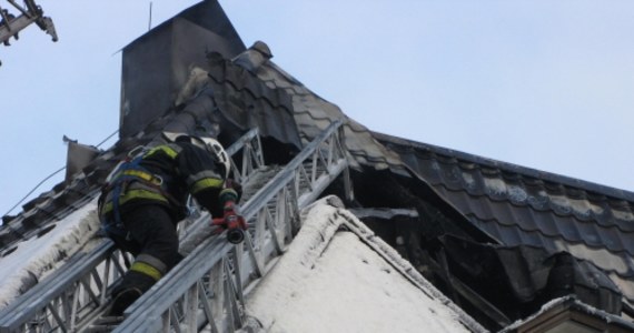 Trwa dogaszanie pożaru, jaki nad ranem wybuchł w hotelu Belvedere w Zakopanem. Spłonęło około 800 metrów kwadratowych dachu. Ewakuowano 410 osób: gości oraz pracowników hotelu. Nikomu nic się nie stało. Nie wiadomo, kiedy będzie można wrócić do budynku. 