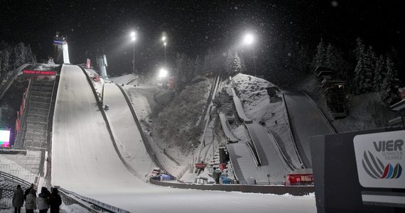 6 polskich skoczków narciarskich ma dziś wystartować w kwalifikacjach do pierwszego Turnieju Czterech Skoczni w Oberstdorfie w Niemczech. Do ostatniej chwili ważą się losy Kamila Stocha - donosi Kacper Merk z redakcji sportowej RMF FM.