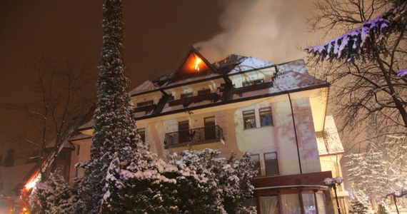Strażacy zakończyli akcję gaśniczą w zakopiańskim hotelu Belvedere, który zapalił się w sobotę w nocy. Spłonęło około 800 metrów kwadratowych poddasza. Nikt na szczęście nie ucierpiał. O godzinie 4:00 nad ranem z budynku ewakuowano ponad 400 osób.