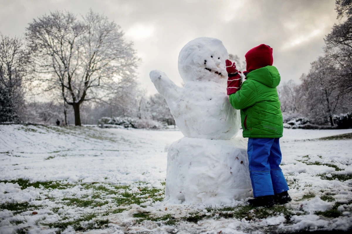 Ile kosztuje wychowanie dziecka? Przez pierwszych 20 lat jego życia co najmniej 176 tysięcy złotych. Na tę kwotę składa się cała wyprawka dla niemowlaka, wszelkie ubrania na całe jego młodzieńcze życie, wakacje, szkoły, kursy. Łączna kwota jest ogromna. Wyliczyło ją Centrum im. Adama Smitha.