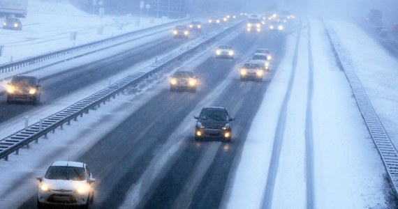 Chaos w Wielkiej Brytanii. Wszystko przez padający śnieg oraz wichury i zamiecie w wielu regionach kraju. Problemy mają nie tylko podróżujący samochodem, ale również pasażerowie samolotów i promów.