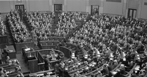 25 lat temu, 29 grudnia 1989 roku, Sejm uchwalił ustawę o zmianie Konstytucji Polskiej Rzeczypospolitej Ludowej, przywracając historyczną nazwę państwa - Rzeczpospolita Polska oraz dawne godło - orła w koronie. ​Za nowelizacją głosowało 374 posłów, 11 wstrzymało się od głosu, a tylko jeden był przeciwny - poseł z PZPR. 