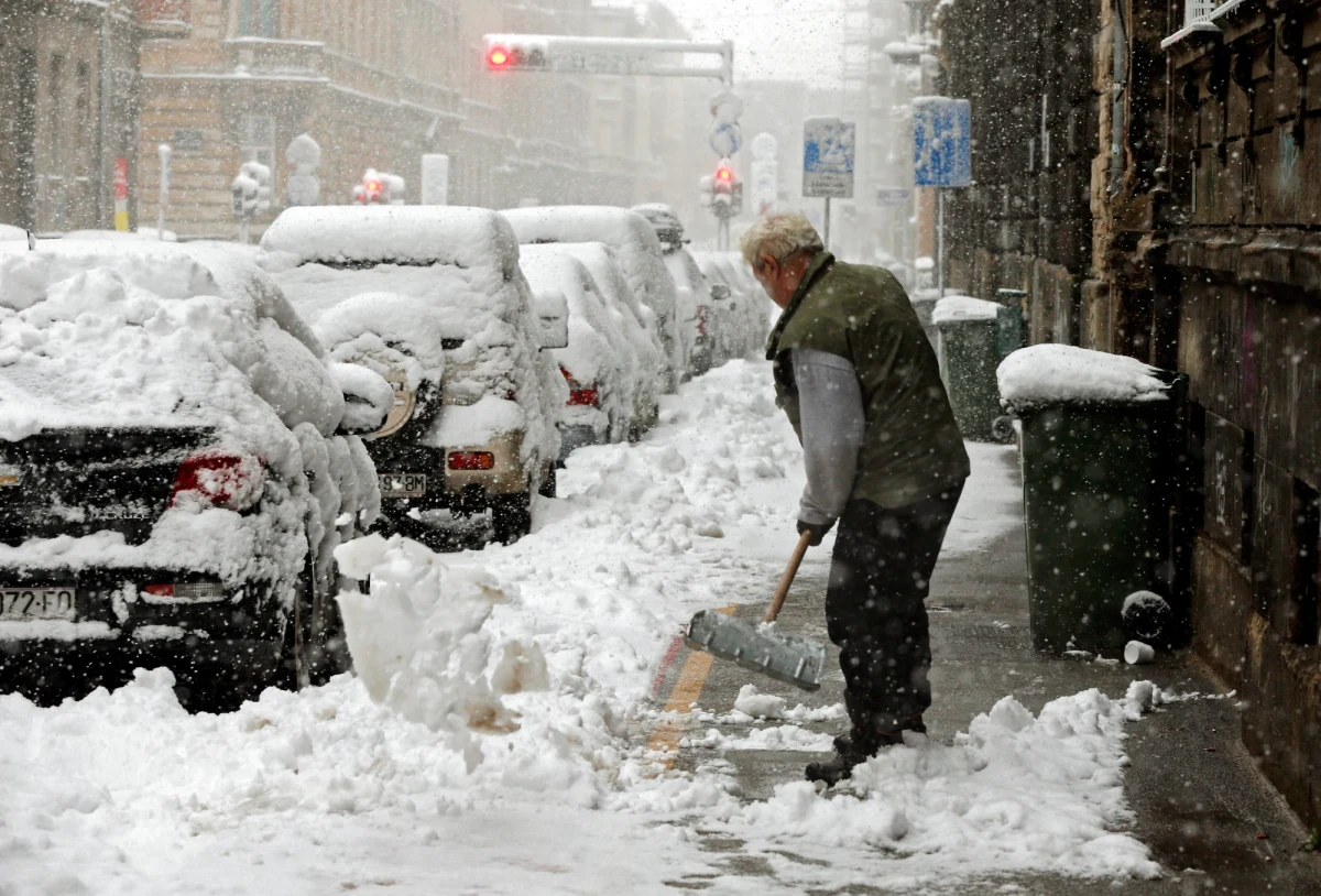 Ostatnie dni 2014 roku upłyną pod znakiem mroźnej aury. Najchłodniej będzie na Lubelszczyźnie, gdzie termometry wskażą minus 9 st. Celsjusza. Miejscami poprószy też śnieg. W górach możliwe są zawieje i zamiecie śnieżne. Początek 2015 roku przyniesie natomiast ocieplenie. 