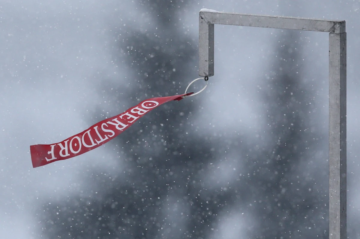 Z powodu opadów śniegu i zbyt silnego wiatru odwołano niedzielny konkurs narciarskiego Turnieju Czterech Skoczni w niemieckim Oberstdorfie. Decyzją jury zawody przeniesiono na poniedziałek na godz. 17.30.