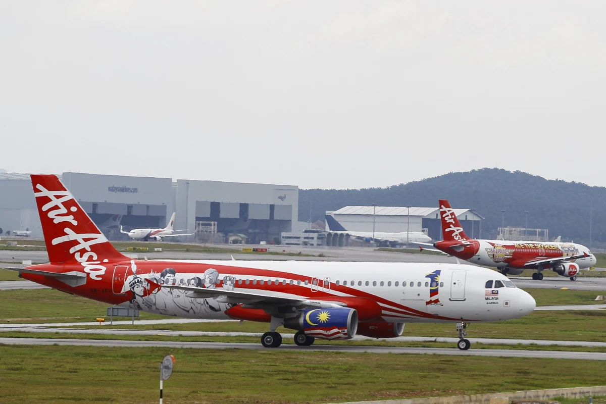 Amerykańska Krajowa Rada Bezpieczeństwa Transportu (NTSB) zadeklarowała pomoc indonezyjskim służbom w poszukiwaniu zaginionego samolot linii AirAsia. Na pokładzie airbusa było 155 pasażerów i siedmiu członków załogi. Jak przekazał rzecznik MSZ, nie było wśród nich Polaków. Maszyna po północy polskiego czasu zniknęła z radarów nad Morzem Jawajskim. 