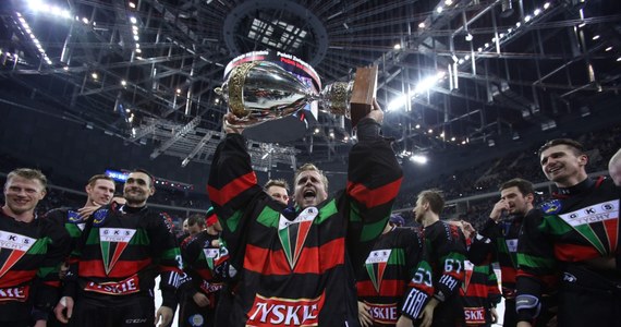 Puchar Polski w hokeju na lodzie zdobyła po raz szósty w historii drużyna GKS Tychy. W finałowym meczu w Kraków Arenie tyszanie pokonali Ciarko PBS Bank KH Sanok 3:1.