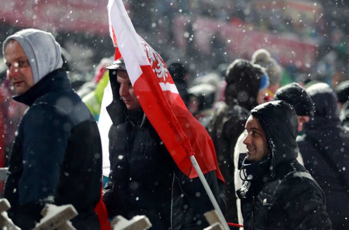 W Oberstdorfie zostanie rozegrany inauguracyjny konkurs 63. Turnieju Czterech Skoczni w skokach narciarskich, którego nie udało się przeprowadzić w niedzielę. Seria próbna rozpocznie się o 16.30, a właściwa rywalizacja o 17.30. 