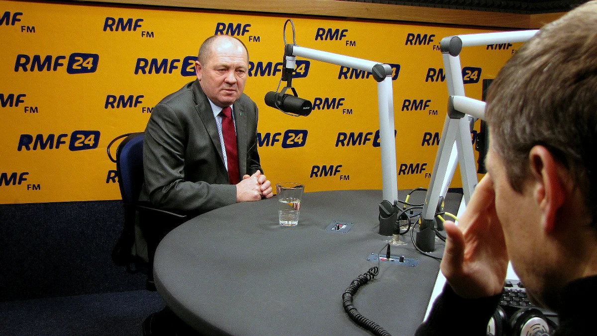 „Mój szef jest dobry, ale zawsze każdy z nas może być lepszy” – ocenia pracę Ewy Kopacz, po 100 dniach jej premierowania, minister rolnictwa i polityk PSL-u Marek Sawicki w Kontrwywiadzie RMF FM. „Pani premier w odróżnieniu od Donalda Tuska bardziej konsekwentnie podchodzi do wielu spraw. Jest większa dyscyplina w rządzie” – dodaje. „Każdy ma jakąś wpadkę” – ocenia Sawicki sesję zdjęciową Ewy Kopacz i dodaje, że premier zaznaczyła, że jest to „jej debiut w charakterze sesji zdjęciowej”. „Pani premier jest doświadczonym politykiem, więc z pewnością wie, co z tą sprawą zrobić” – mówi.