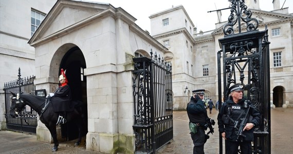 Gwardziści strzegący królewskich rezydencji w Londynie wycofani zostali za pałacowe bramy. To zalecania raportu w sprawie bezpieczeństwa brytyjskiej stolicy. Przygotowali go wspólnie Scotland Yard i eksperci z Pałacu Buckingham, głównej rezydencji królowej.  