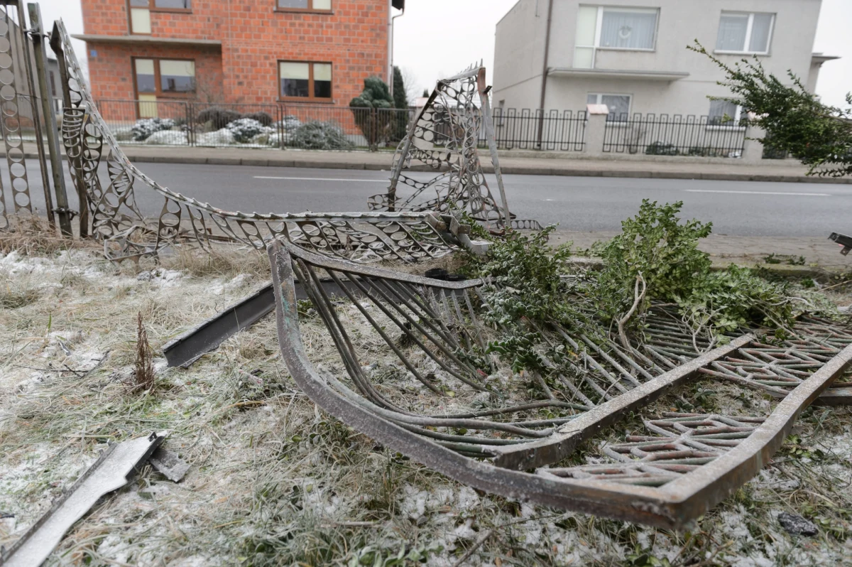 Policja złapała kierowcę, który wieczorem w wielkopolskich Ratajach wjechał w troje ludzi na chodniku. Jedna kobieta zmarła. Mężczyzna był kompletnie pijany.