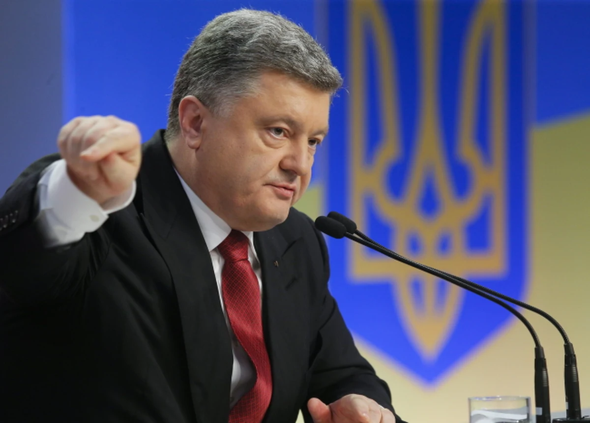 Konflikt na wschodniej Ukrainie jest "sztuczny" i "sprowadzony przez agresorów i okupantów, którzy muszą odejść" – uważa prezydent Ukrainy Petro Poroszenko. Według Poroszenki dwie rzeczy pozwolą zakończyć konflikt: "zamknięcie granic" i "wycofanie obcych żołnierzy". Rosja ustawicznie dementuje oskarżenia o wysyłanie do Donbasu żołnierzy, jakie pod jej adresem kierują Kijów i Zachód. 