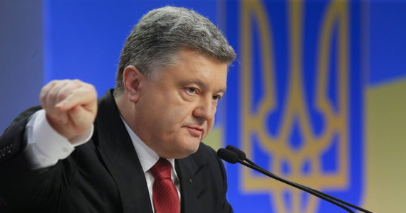Konflikt na wschodniej Ukrainie jest "sztuczny" i "sprowadzony przez agresorów i okupantów, którzy muszą odejść" – uważa prezydent Ukrainy Petro Poroszenko. Według Poroszenki dwie rzeczy pozwolą zakończyć konflikt: "zamknięcie granic" i "wycofanie obcych żołnierzy". Rosja ustawicznie dementuje oskarżenia o wysyłanie do Donbasu żołnierzy, jakie pod jej adresem kierują Kijów i Zachód. 