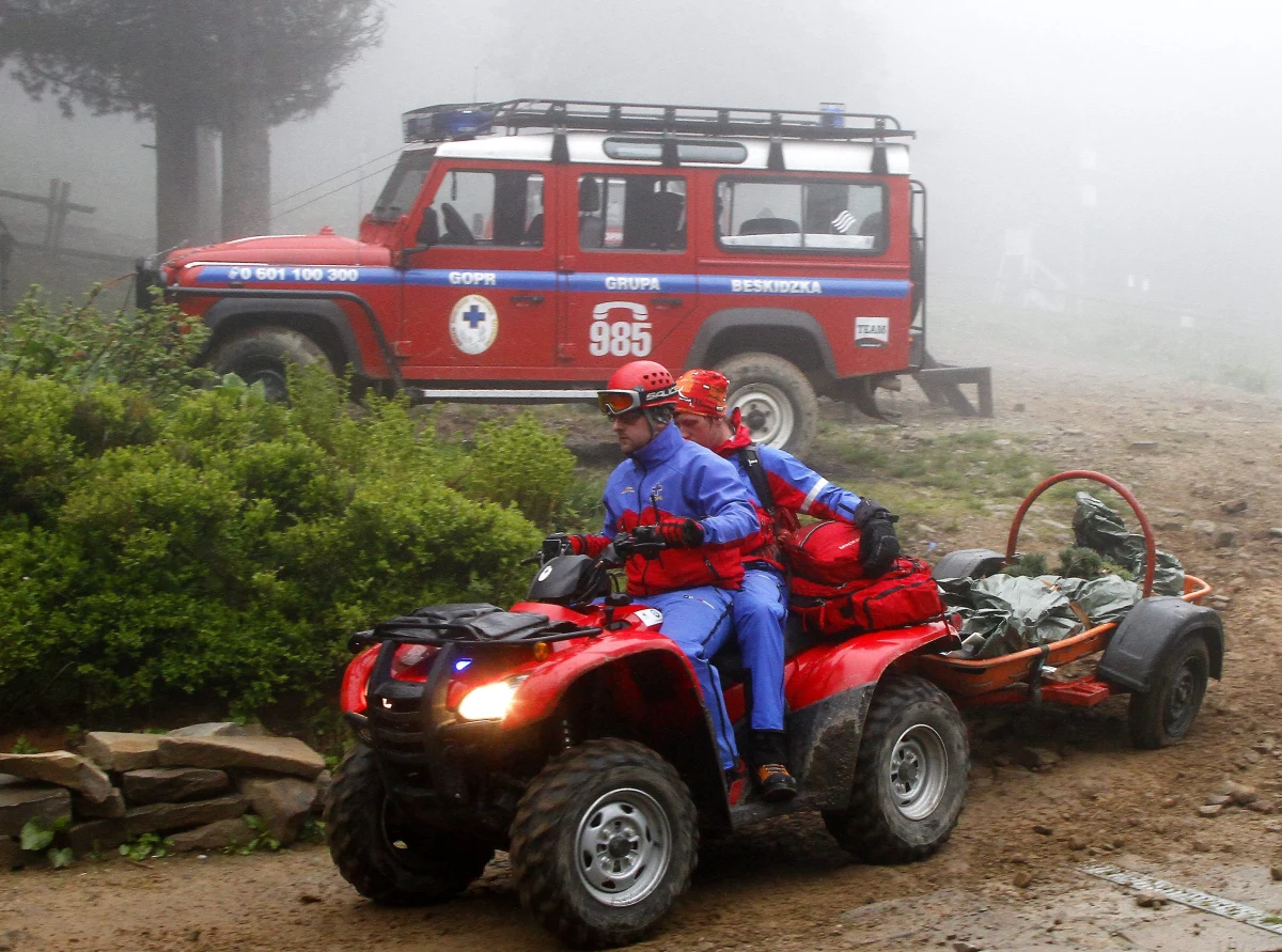 Życie jednego z trzech turystów, których goprowcy odnaleźli wieczorem na Babiej Górze w Beskidach jest zagrożone. 28-latek z Mysłowic jest w stanie hipotermii. Był reanimowany w karetce - poinformował naczelnik grupy beskidzkiej GOPR Jerzy Siodłak.