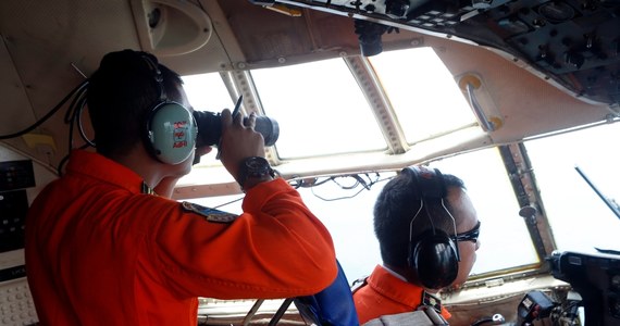 Odnalezione na Morzu Jawajskim obiekty to szczątki zaginionego w niedzielę samolotu malezyjskich linii AirAsia, który najpewniej runął do morza. Wcześniej odnaleziono na powierzchni wody szczątki przypominają drzwi samolotu. Na pokładzie maszyny znajdowały się 162 osoby. 